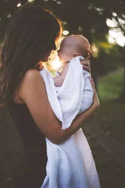Femme qui tient son bébé dans les bras