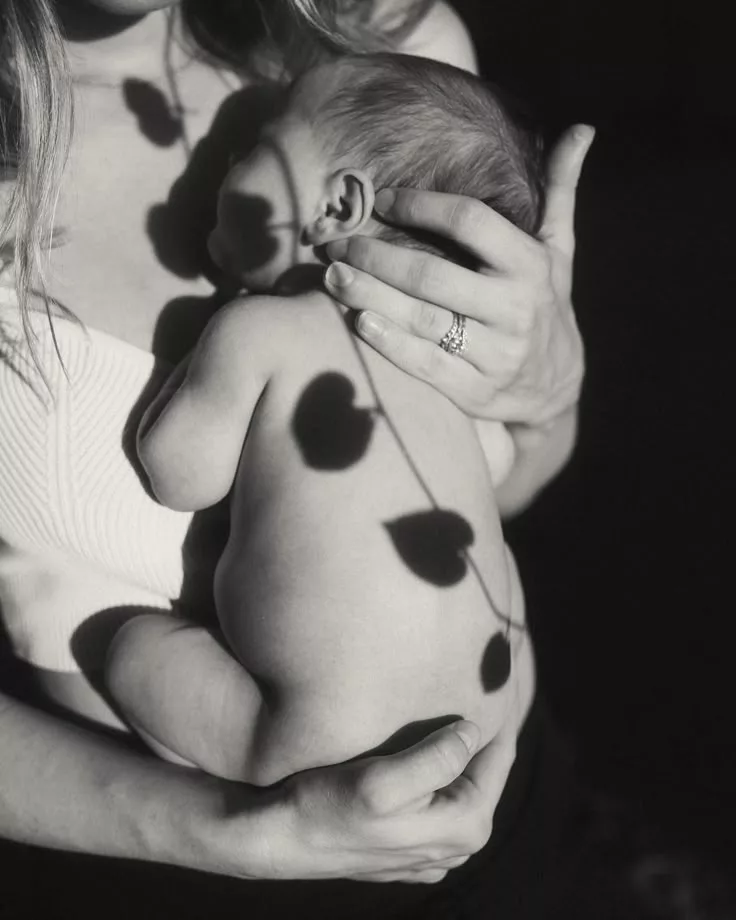 photo d'une mère qui porte son bébé contre elle